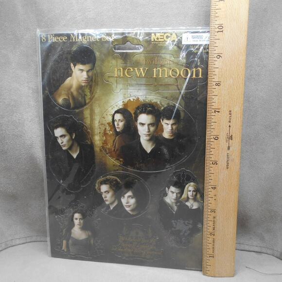 Twilight New Moon 8 Piece Magnet Set Jacob vs Edward Cullen Family New NECA - Picture 3 of 6